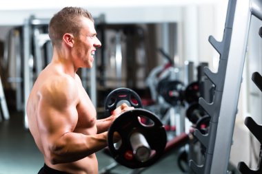 Dumbbell eğitim salonunda