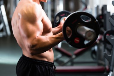 Dumbbell eğitim salonunda adama