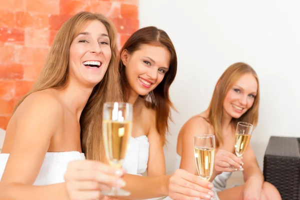 Оздоровлення - жінки п'ють шампанське у спа — стокове фото