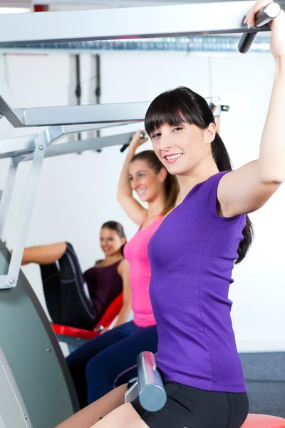 Pessoas de ginástica fazendo treinamento de força ou fitness — Fotografia de Stock