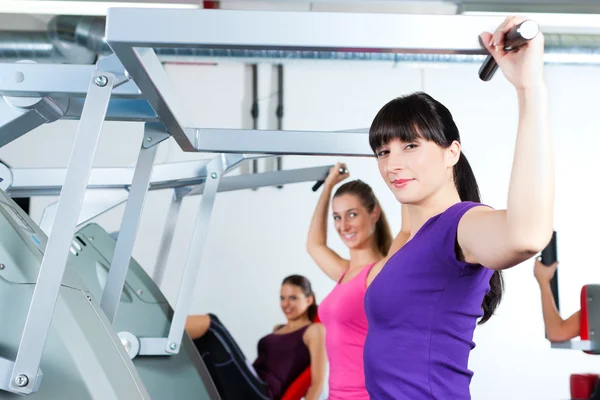 Mulheres ginásio fazendo treinamento de força ou fitness — Fotografia de Stock