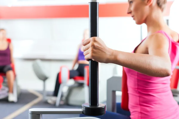 Gym människor gör styrka eller idrottsträning — Stockfoto
