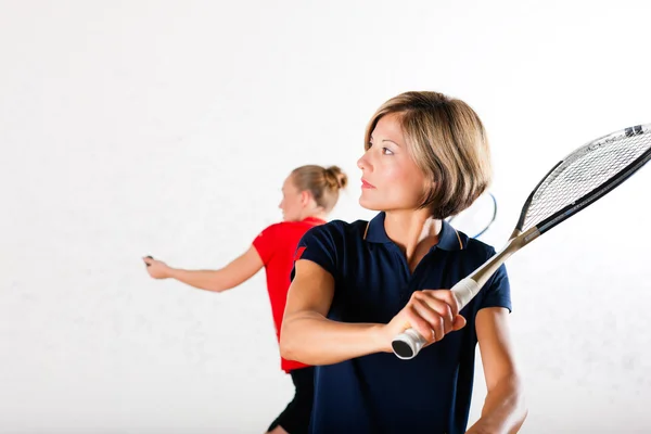 Squash raqueta deporte en el gimnasio, la competencia de mujeres —  Fotos de Stock