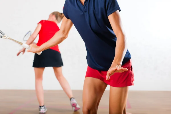 Squash raqueta deporte en el gimnasio, la competencia de mujeres — Foto de Stock