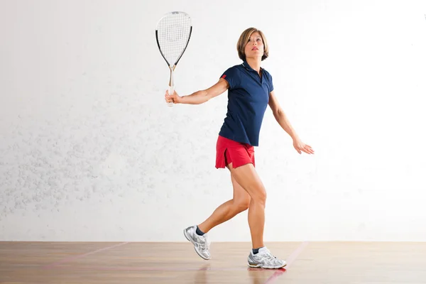 Squash raqueta deporte en el gimnasio, mujer jugando — Foto de Stock