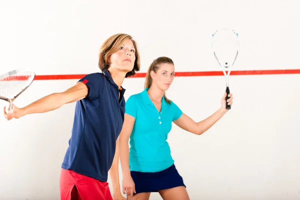 Squash raqueta deporte en el gimnasio, la competencia de mujeres —  Fotos de Stock