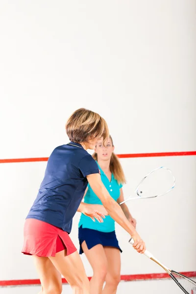 Squash raqueta deporte en el gimnasio, la competencia de mujeres — Foto de Stock