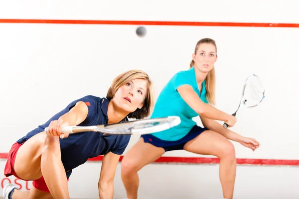 Sport racchetta da squash in palestra, competizione femminile — Foto Stock