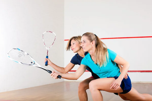 Squash sport - mulheres jogando na quadra de ginástica — Fotografia de Stock