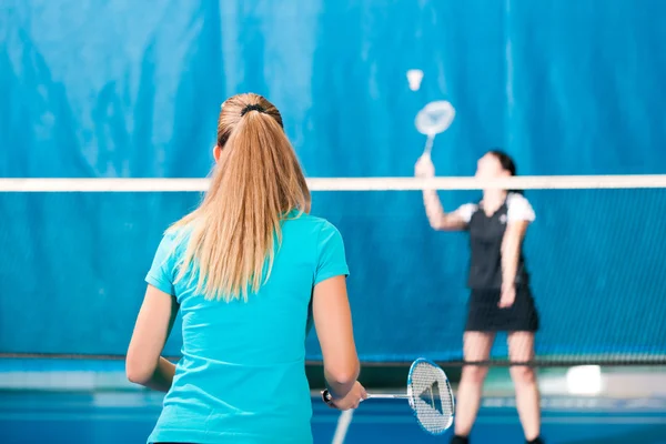 Badminton esporte no ginásio, as mulheres jogando — Fotografia de Stock