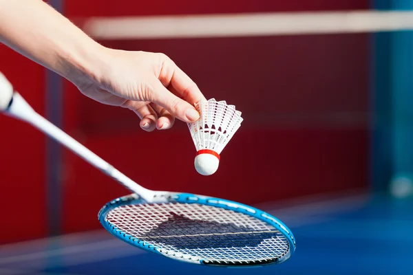 Badminton esporte no ginásio - mão com shuttlecock — Fotografia de Stock