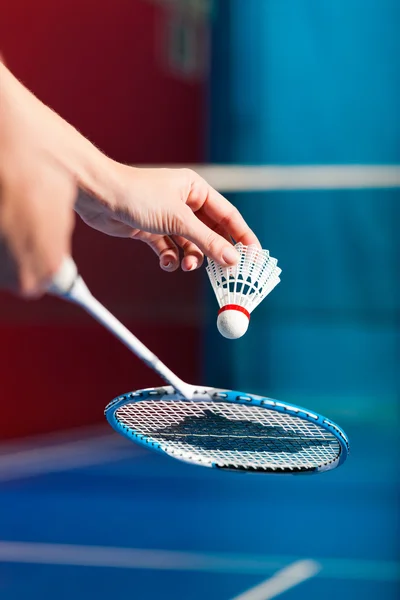 Badminton sport v tělocvičně - ruce s kuželka — Stock fotografie