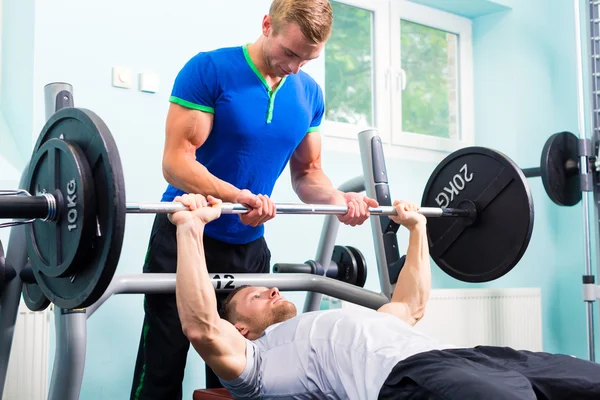 Allenamento in palestra sportiva con bilanciere per fitness — Foto Stock