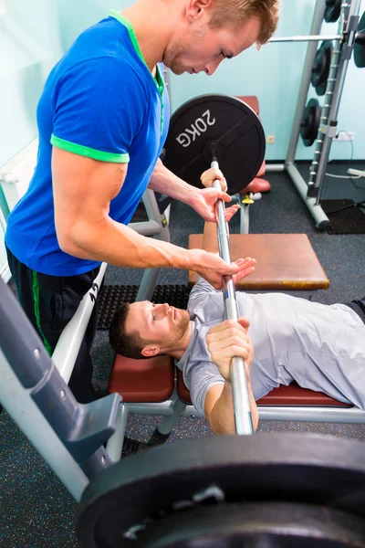 Mannen in de sport sportschool opleiding met barbell voor fitness — Stockfoto