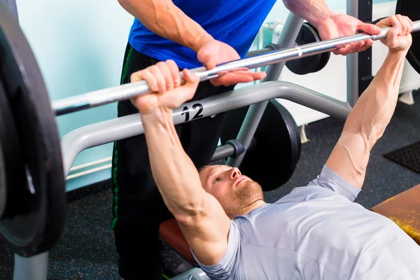 Mannen in de sport sportschool opleiding met barbell voor fitness — Stockfoto