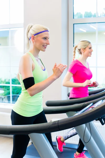 Frauen im Fitnessstudio treiben Sport auf dem Laufband — Stockfoto