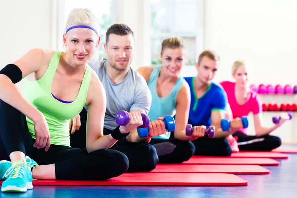 Ludzie fitness w siłowni z hantlami — Zdjęcie stockowe