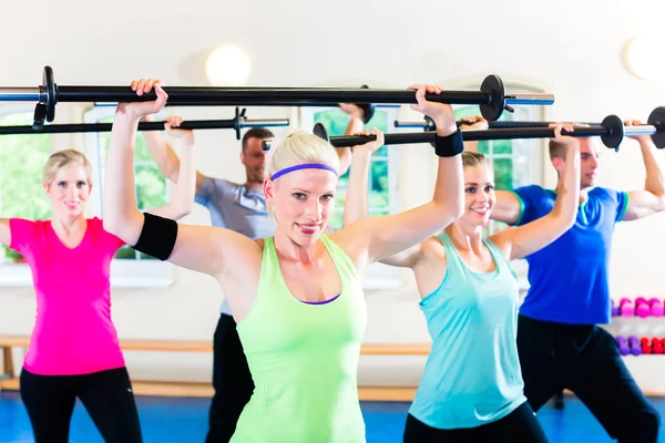 Gewicht opleiding in de sportschool met halters — Stockfoto