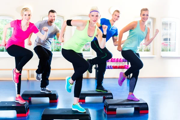 Entrenamiento con pesas en el gimnasio con stepper —  Fotos de Stock