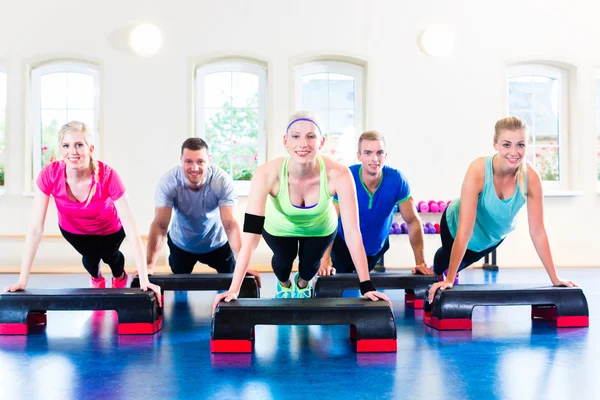 Trening na siłowni robi pompki — Zdjęcie stockowe