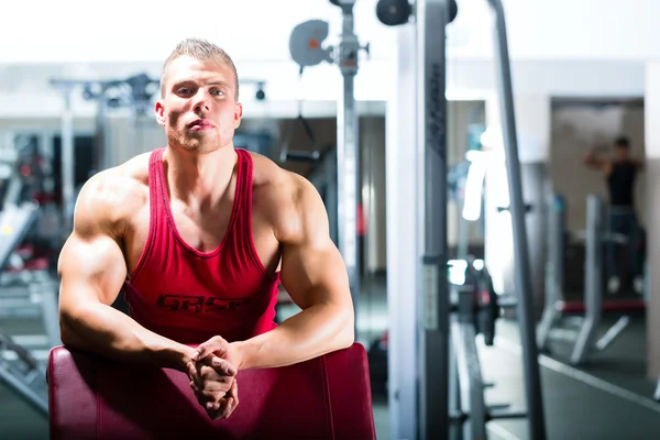 Bodybuilder of Trainer in een sportschool of fitnesscentrum center — Stockfoto