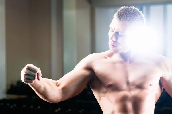 Bodybuilder poseren in de sportschool — Stockfoto