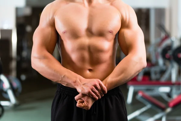 Culturista posando en gimnasio —  Fotos de Stock