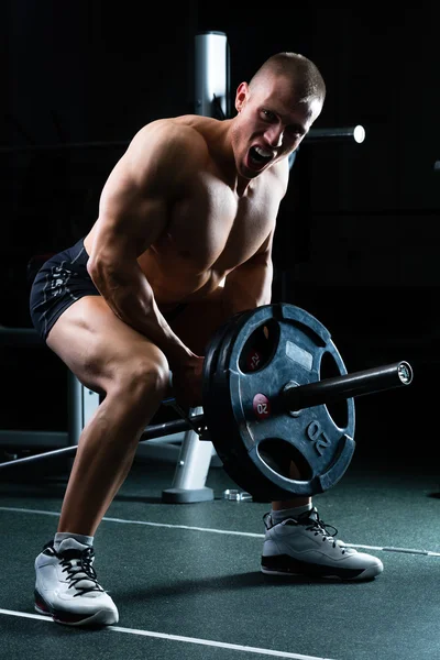 Homem em Dumbbell formação em ginásio — Fotografia de Stock