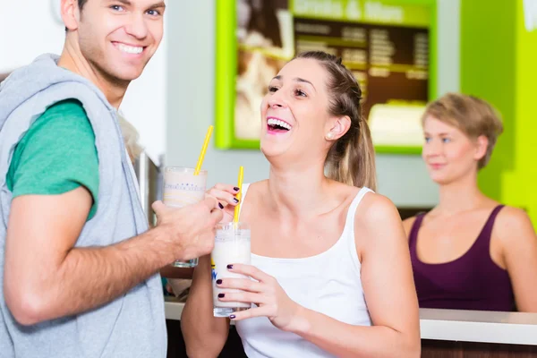 Orang minum protein shake di gym kebugaran — Stok Foto