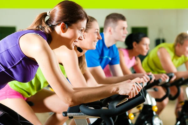 Ciclismo interior en el gimnasio — Foto de Stock