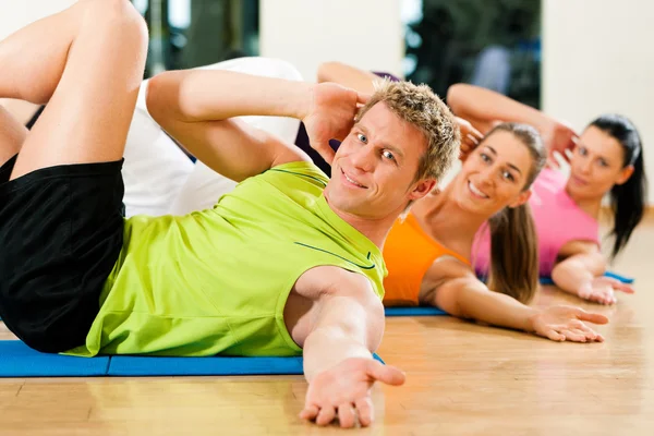 Sit-ups in sportschool voor fitness — Stockfoto