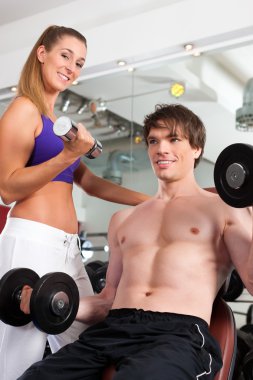 Ağırlıklar ile spor salonunda egzersiz Çift