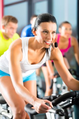 Genç insanlar iplik içinde fitness jimnastik salonu