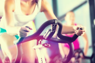Genç insanlar iplik içinde fitness jimnastik salonu