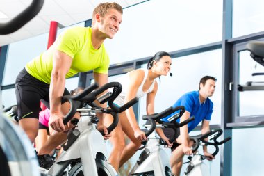 Genç insanlar iplik içinde fitness jimnastik salonu
