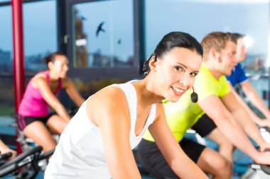 Genç insanlar iplik içinde fitness jimnastik salonu