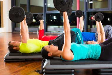 Spor dumbbells ile ağırlık eğitim