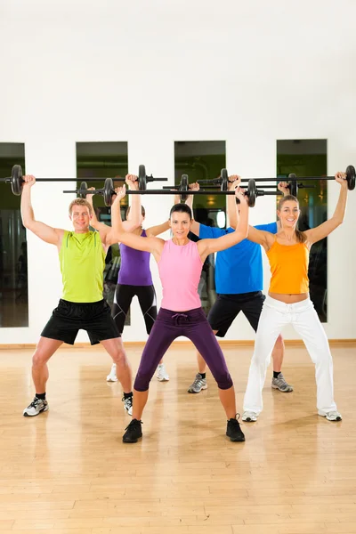 Fitness grupp med skivstång i gym — Stockfoto
