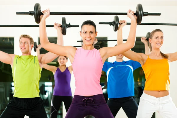Groupe de fitness avec haltère en salle de gym — Photo