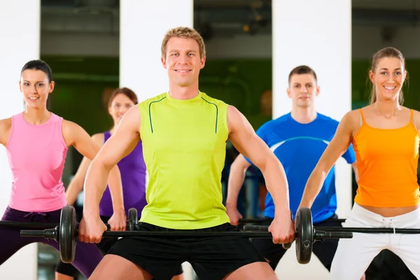 Grupo de fitness com barra no ginásio — Fotografia de Stock