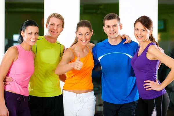 Grupp människor i gym — Stockfoto