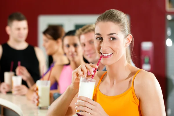 Mensen drinken eiwit shake — Stockfoto