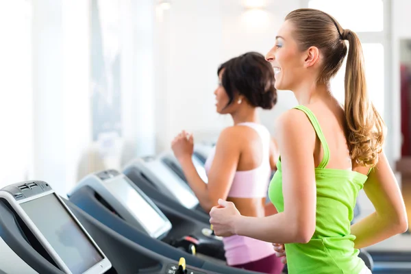 Gente en el deporte gimnasio en la cinta de correr —  Fotos de Stock