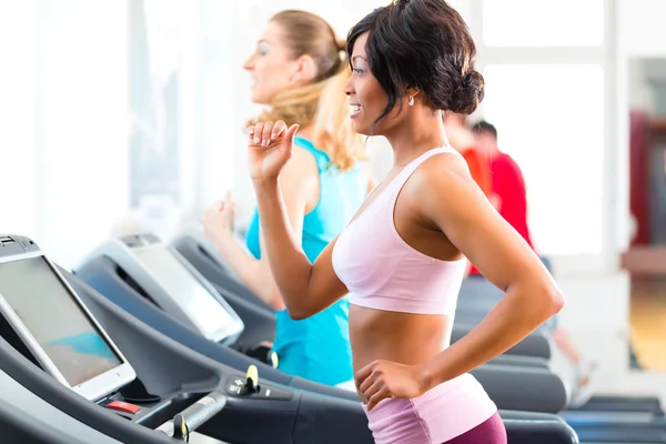 Spor salonunda treadmill çalışan insanlar — Stok fotoğraf