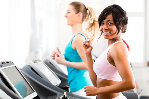 Gente en el deporte gimnasio en la cinta de correr — Foto de Stock