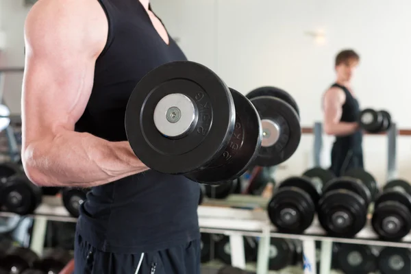 Esporte - homem está se exercitando com barbell no ginásio — Fotografia de Stock