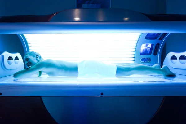 Woman on tanning bed — Stock Photo, Image