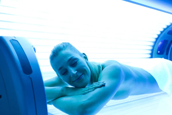 Mujer en cama de bronceado —  Fotos de Stock