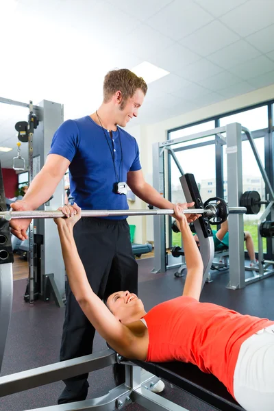 Kvinna och personlig tränare på gym — Stockfoto