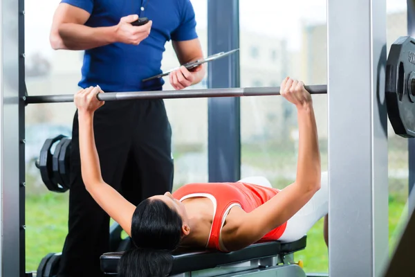 Kvinna och personlig tränare på gym — Stockfoto